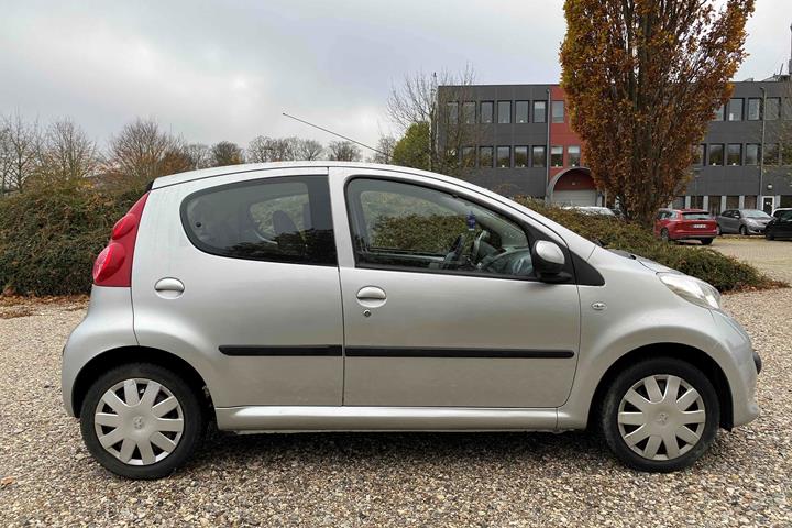 Sølv Peugeot 107 fra 2007