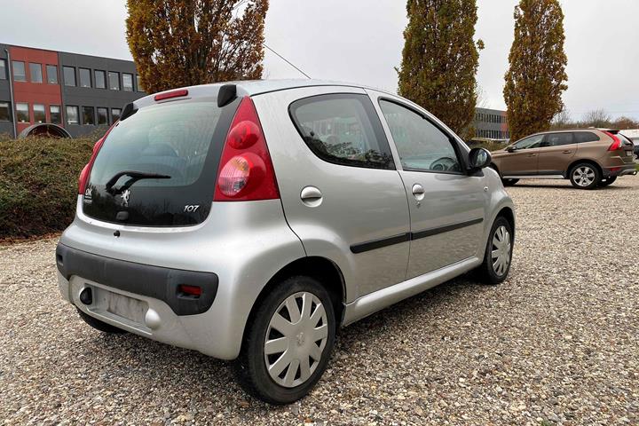 Sølv Peugeot 107 fra 2007