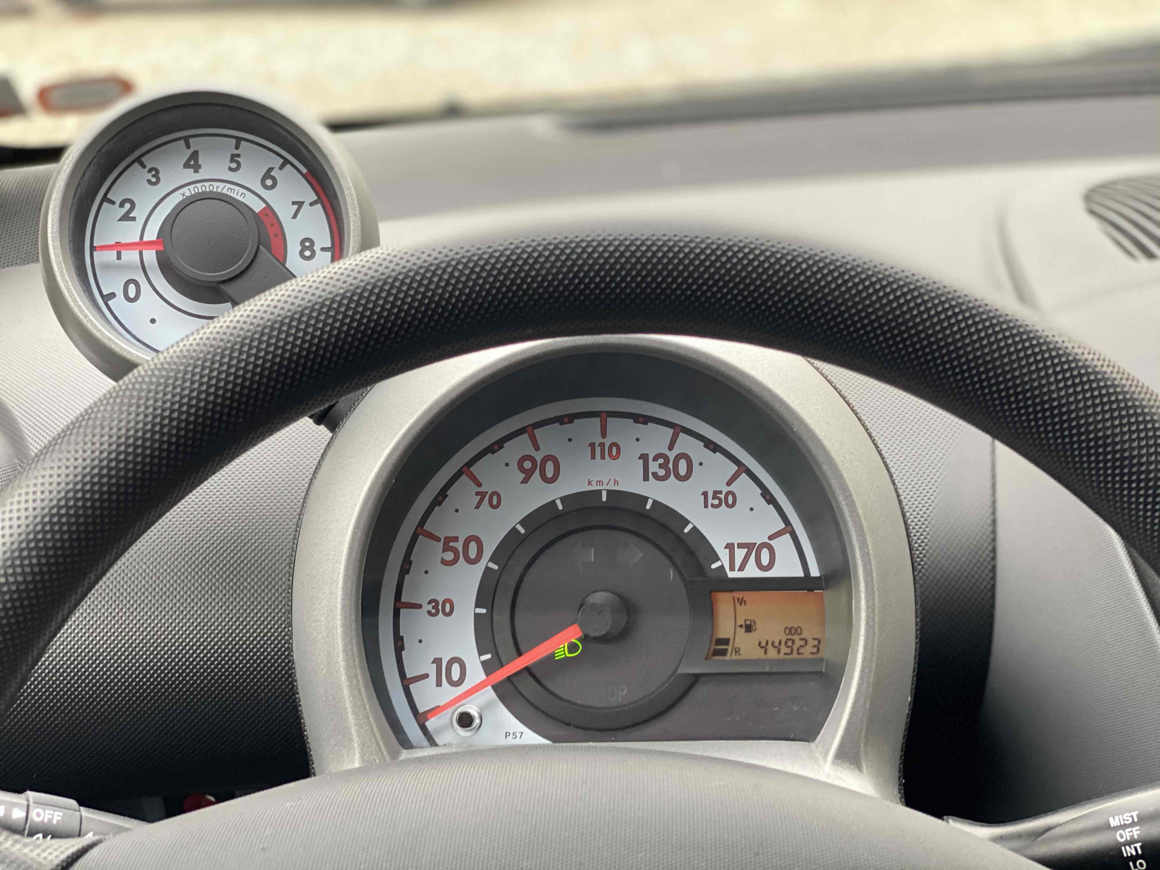 Sølv Peugeot 107 fra 2007