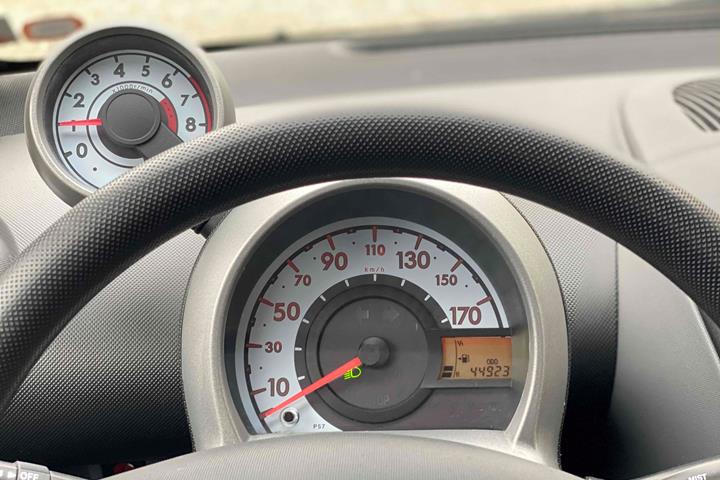 Sølv Peugeot 107 fra 2007