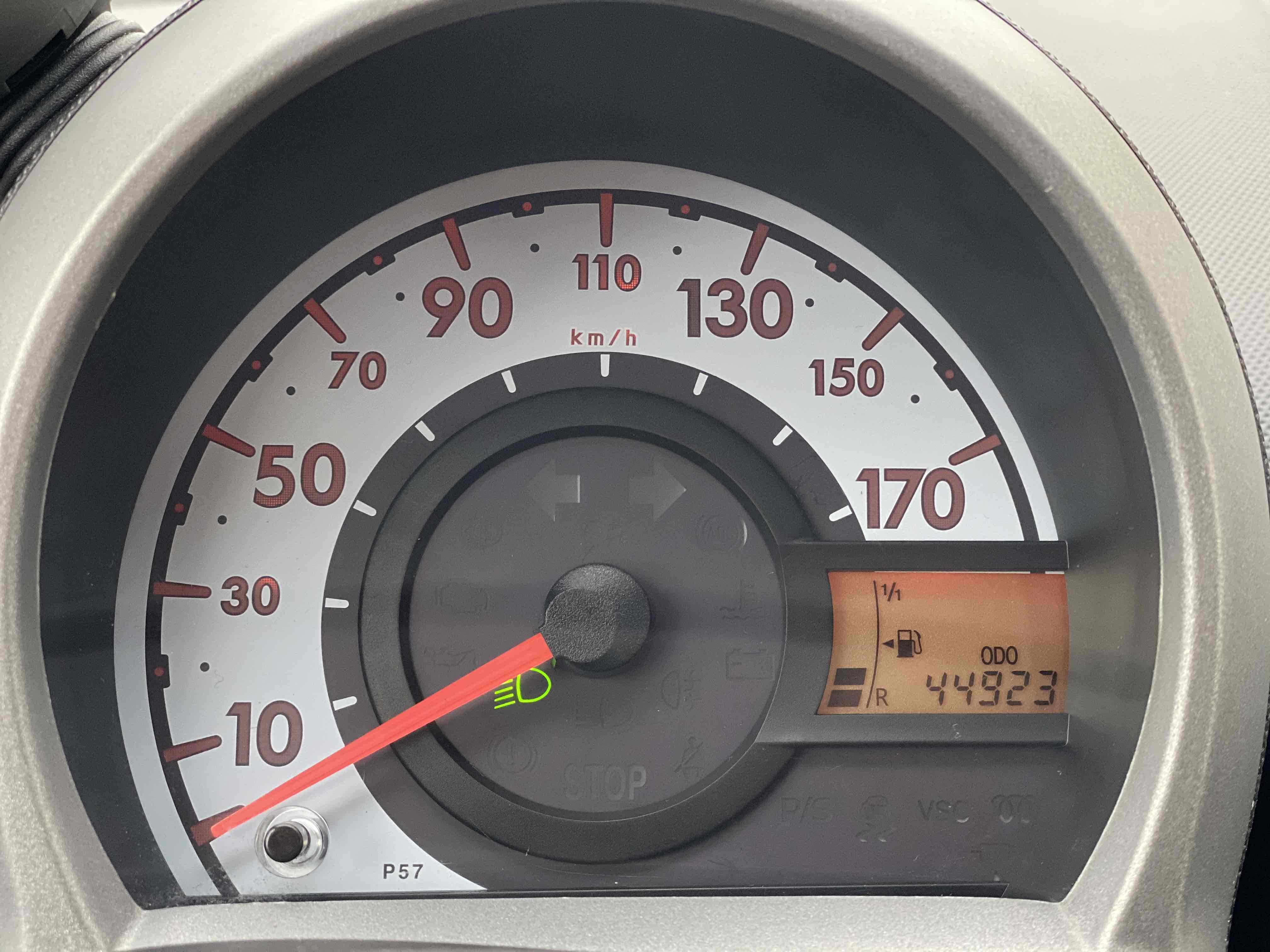 Sølv Peugeot 107 fra 2007