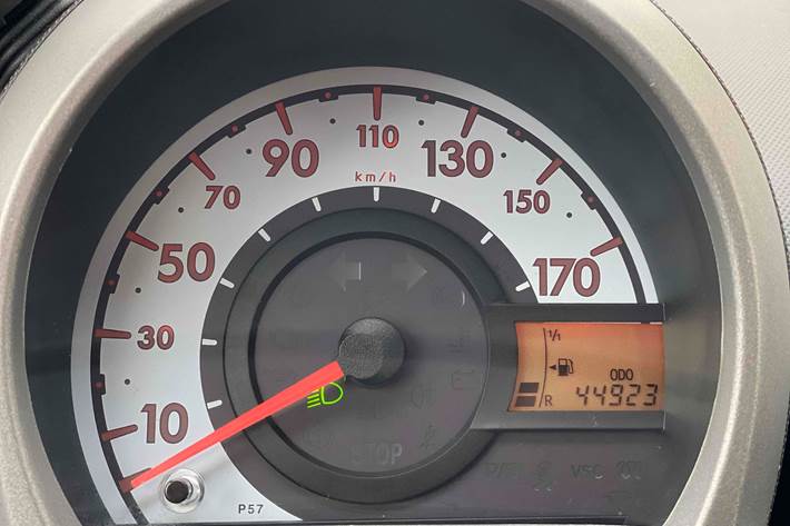 Sølv Peugeot 107 fra 2007