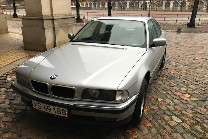 Sølv BMW 730i fra 1994