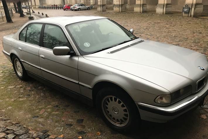 Sølv BMW 730i fra 1994