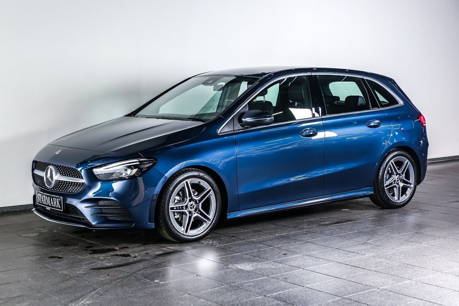 Blå Mercedes B200 fra 2020