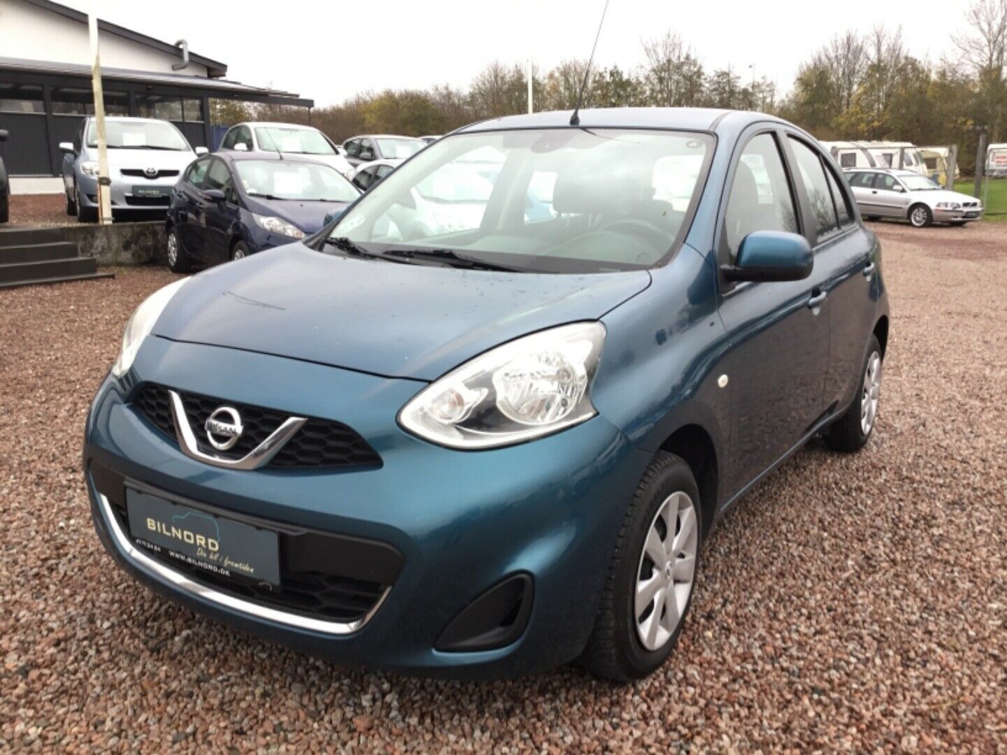 Blå Nissan Micra fra 2013