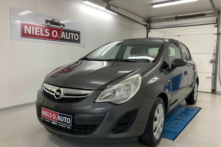 Grå Opel Corsa fra 2011