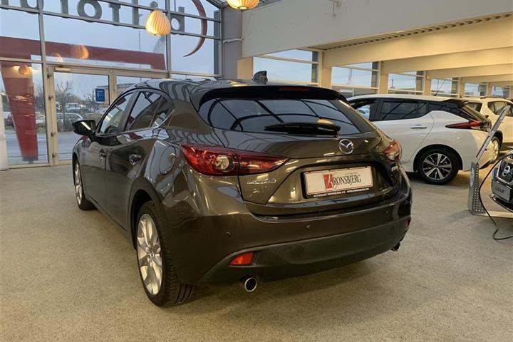Brun Mazda 3 fra 2015