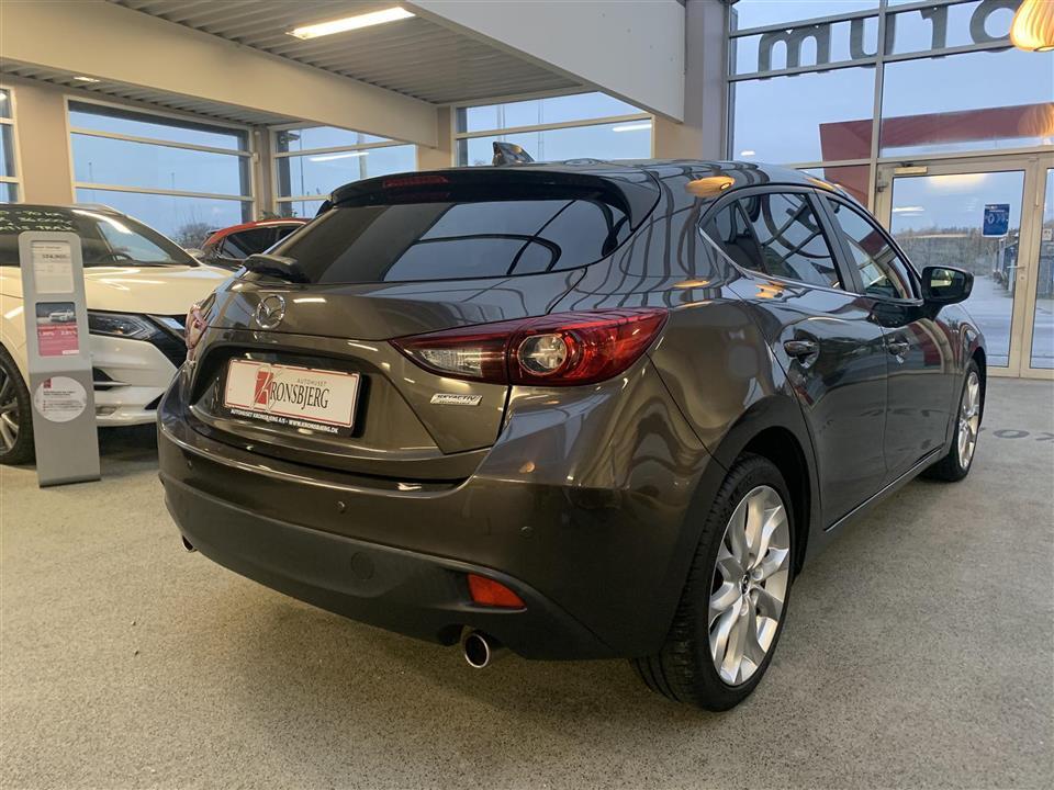 Brun Mazda 3 fra 2015