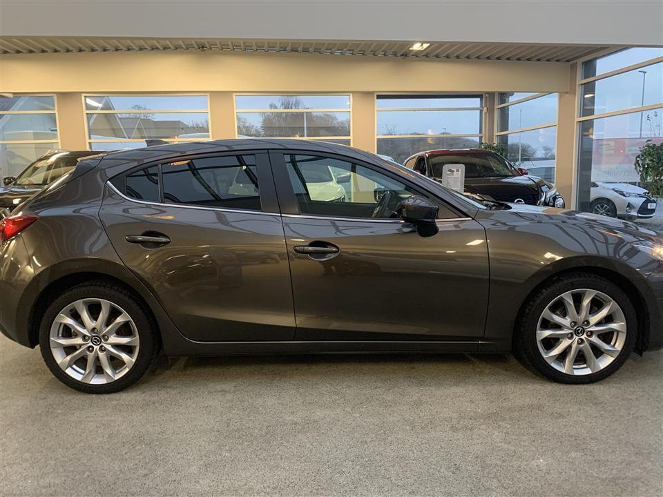 Brun Mazda 3 fra 2015