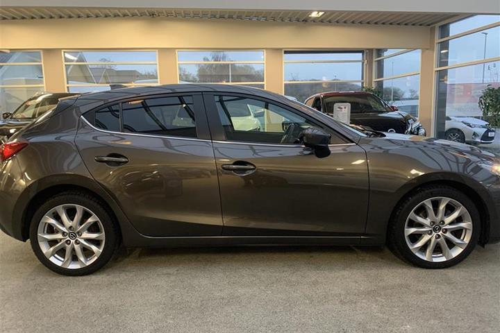 Brun Mazda 3 fra 2015