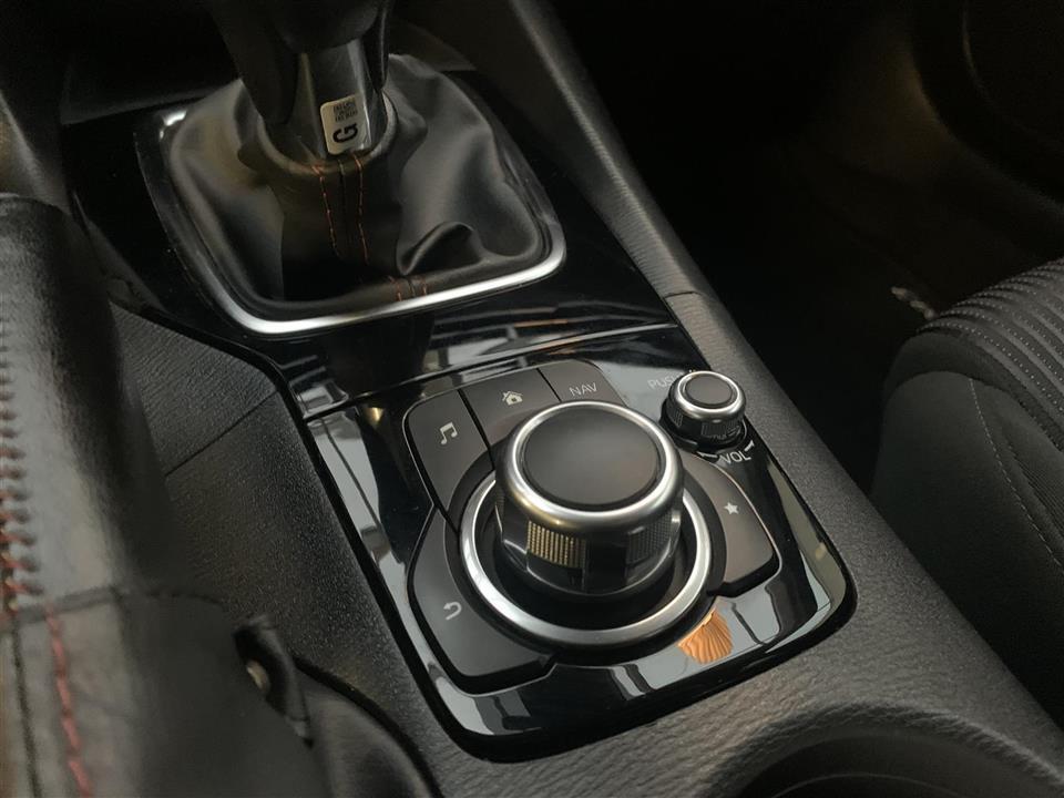 Brun Mazda 3 fra 2015