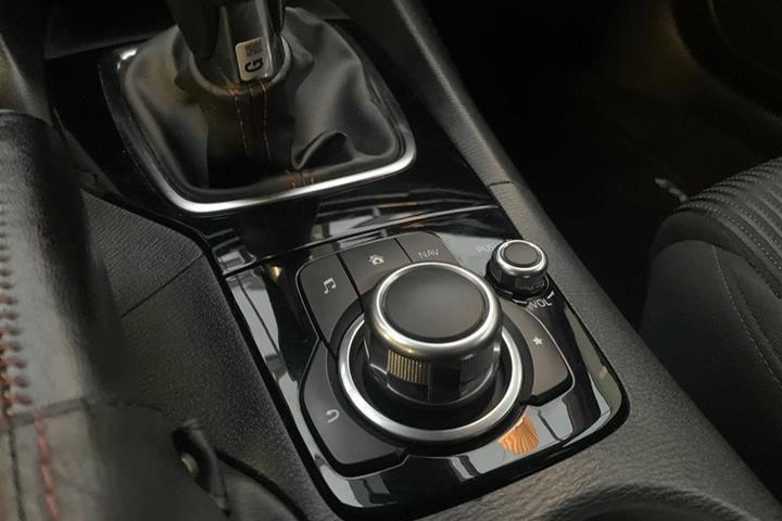 Brun Mazda 3 fra 2015