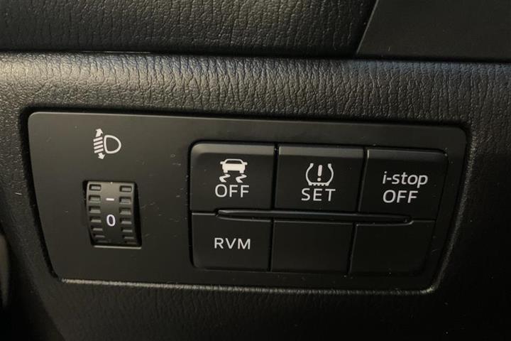 Brun Mazda 3 fra 2015