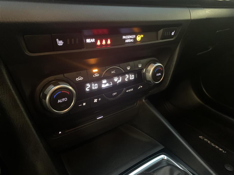 Brun Mazda 3 fra 2015