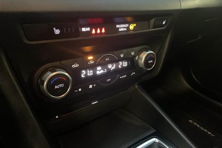 Brun Mazda 3 fra 2015