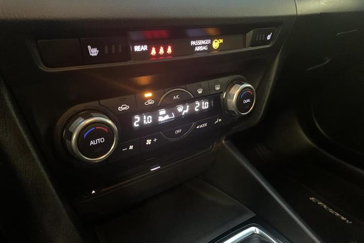 Brun Mazda 3 fra 2015