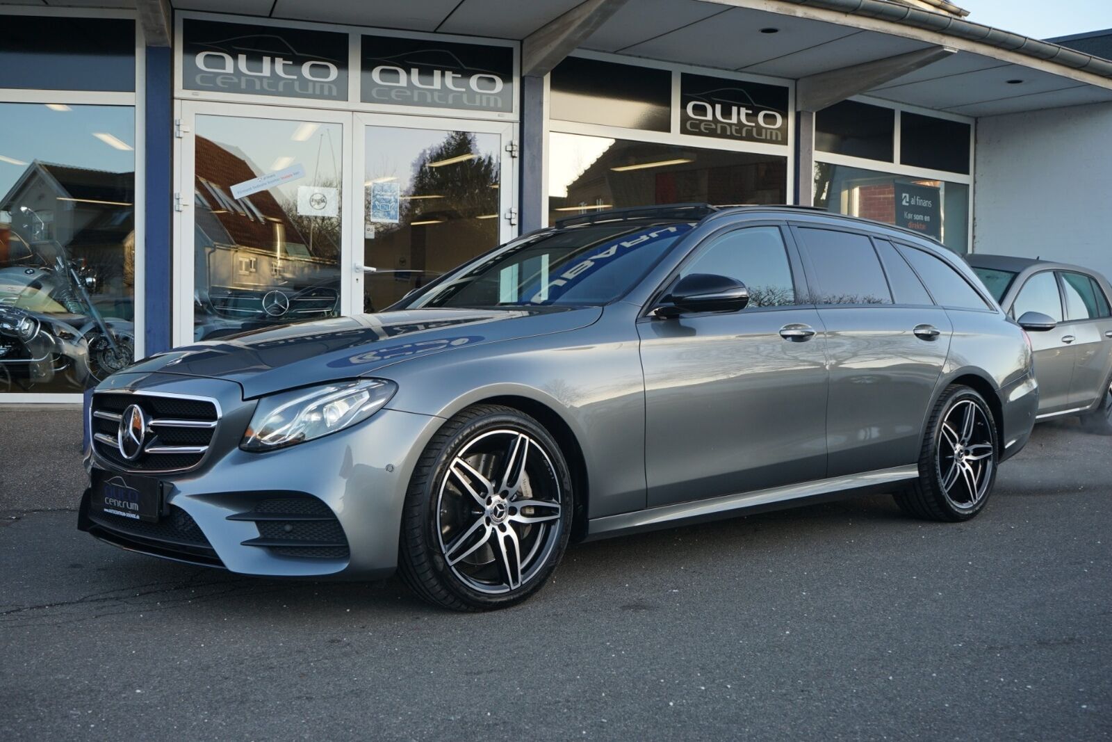 Grå Mercedes E350 d fra 2017