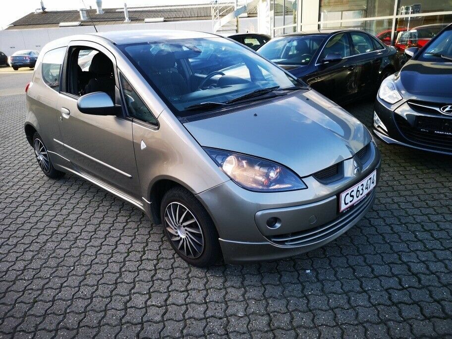 Brun Mitsubishi Colt fra 2008