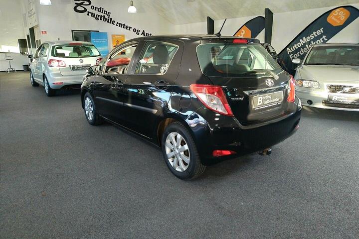 Sort Toyota Yaris fra 2012