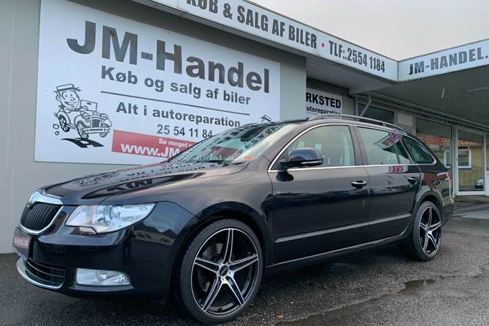 Grå Skoda Superb fra 2013