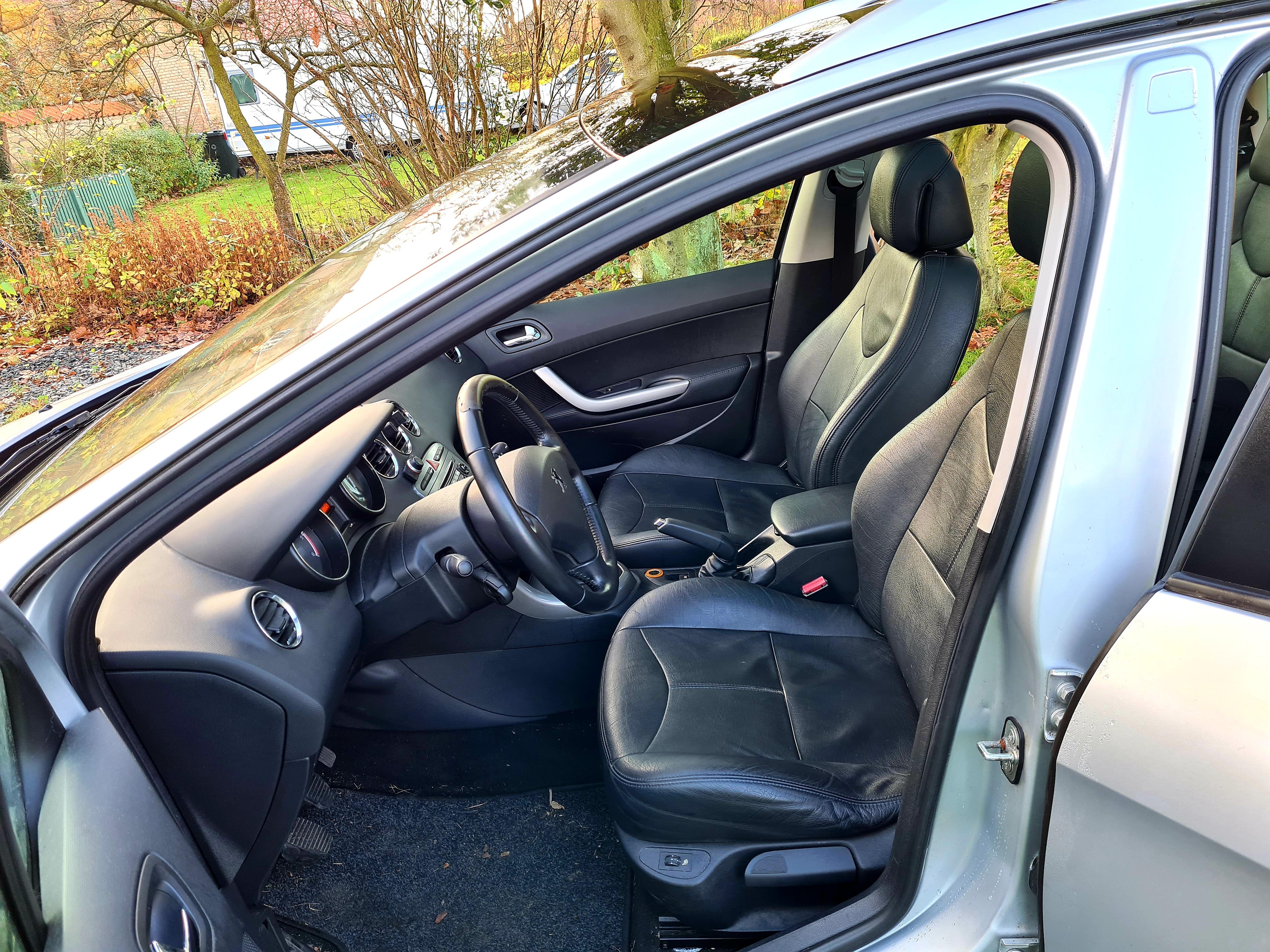 Sølv Peugeot 308 fra 2009