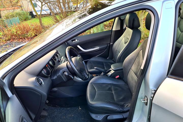 Sølv Peugeot 308 fra 2009