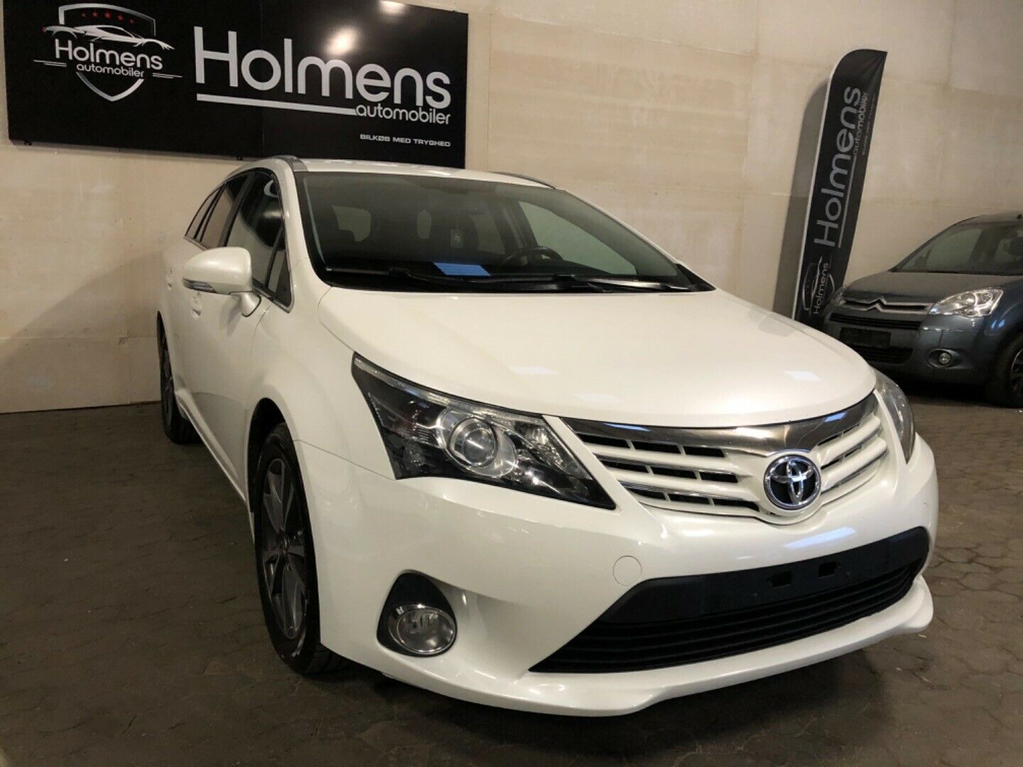 Hvid Toyota Avensis fra 2013
