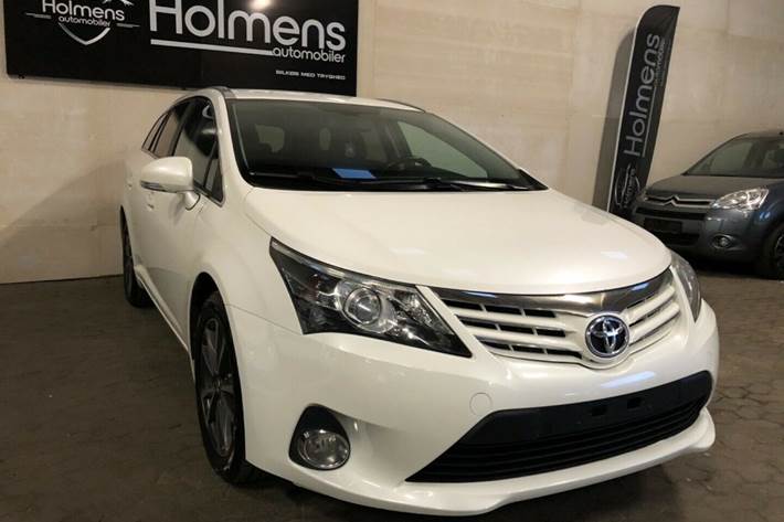 Hvid Toyota Avensis fra 2013