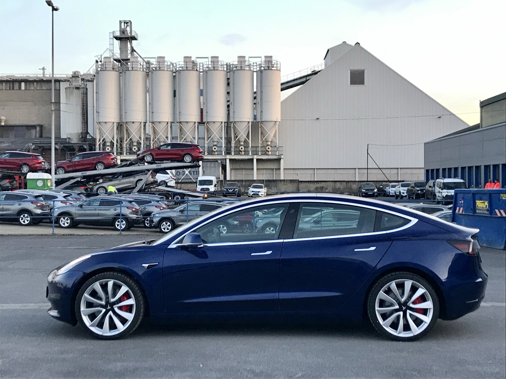 Blå Tesla Model 3 fra 2019