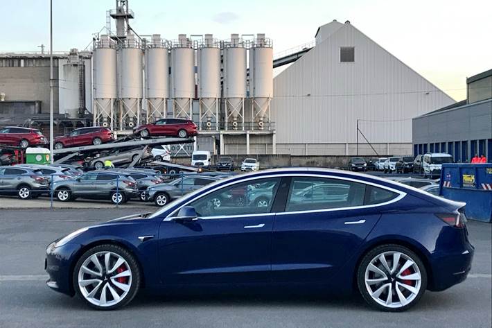 Blå Tesla Model 3 fra 2019