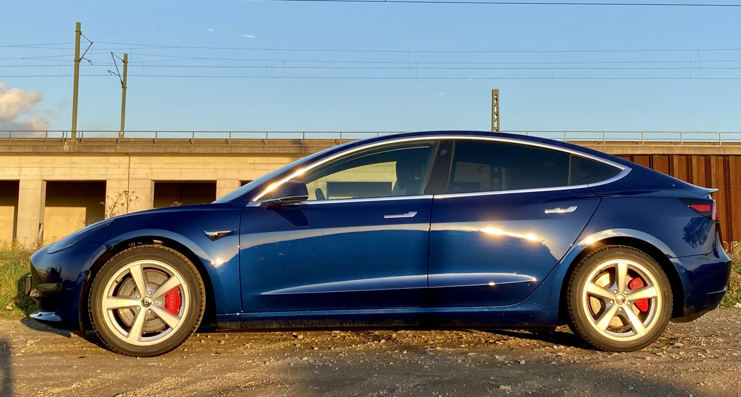 Blå Tesla Model 3 fra 2019