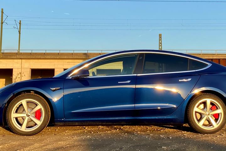 Blå Tesla Model 3 fra 2019