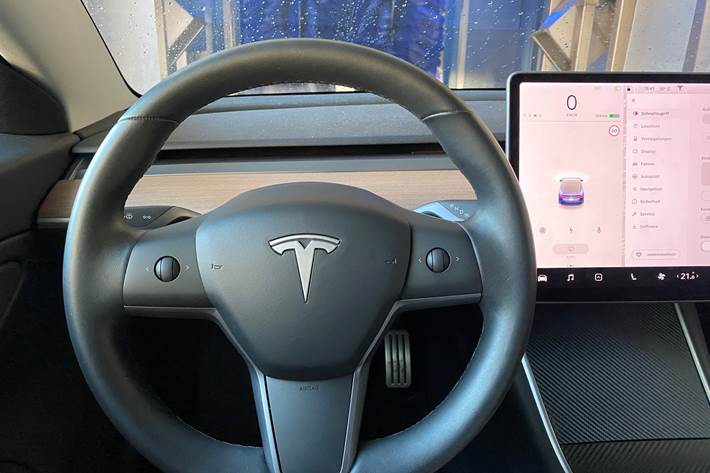 Blå Tesla Model 3 fra 2019