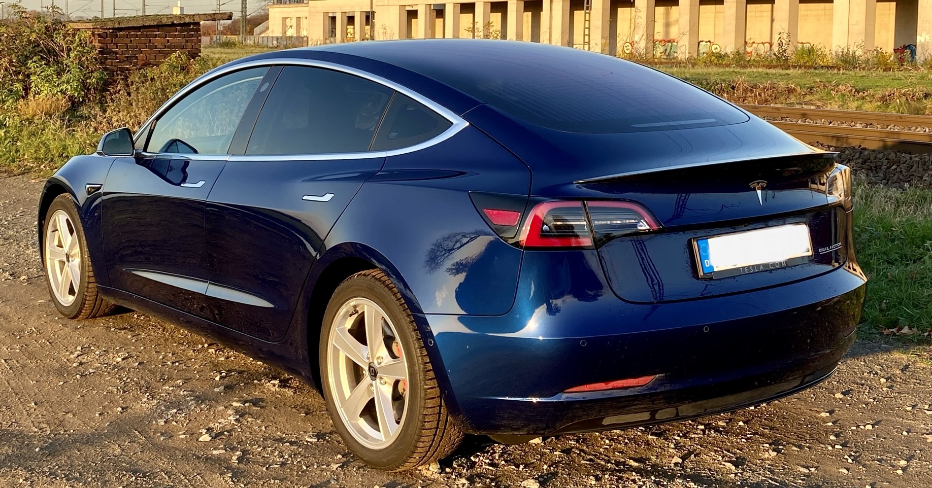 Blå Tesla Model 3 fra 2019