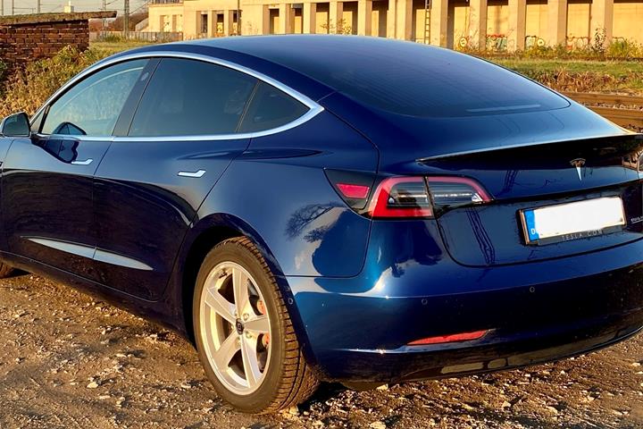 Blå Tesla Model 3 fra 2019