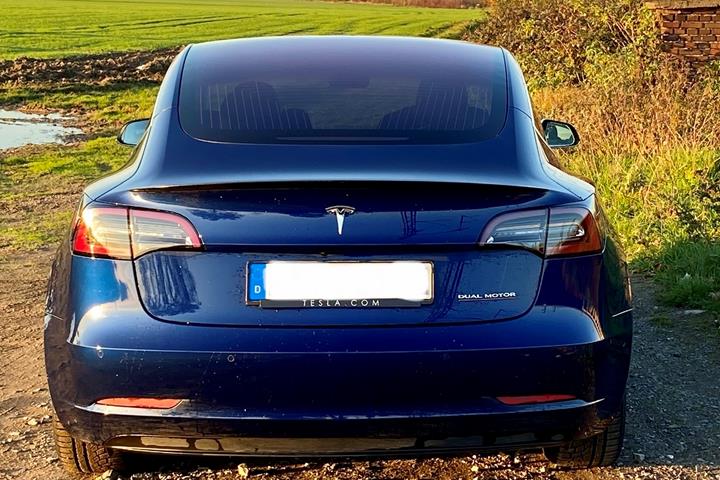 Blå Tesla Model 3 fra 2019