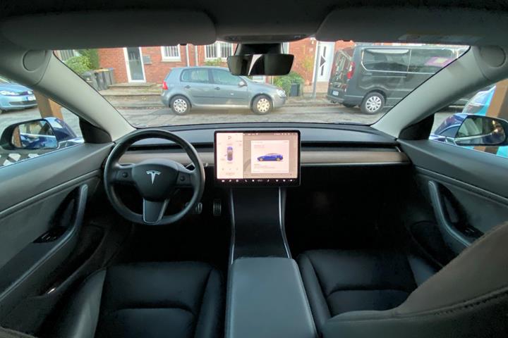 Blå Tesla Model 3 fra 2019