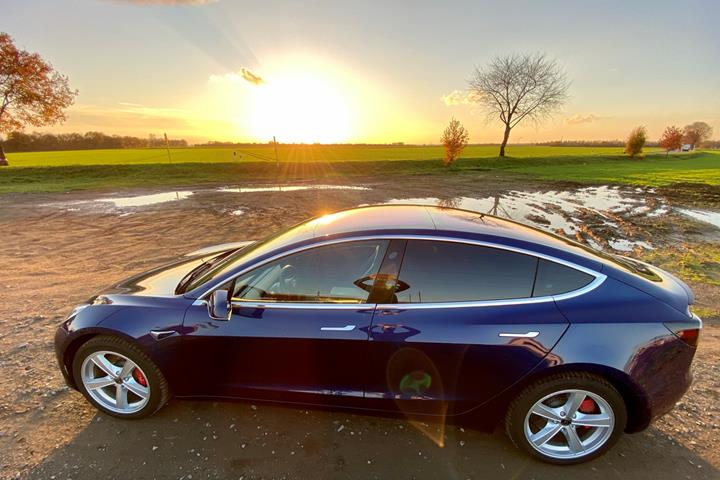 Blå Tesla Model 3 fra 2019