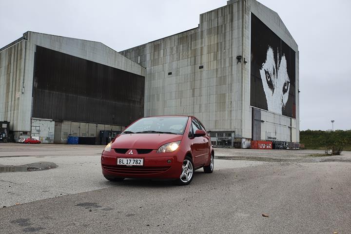 Rød Mitsubishi Colt fra 2008