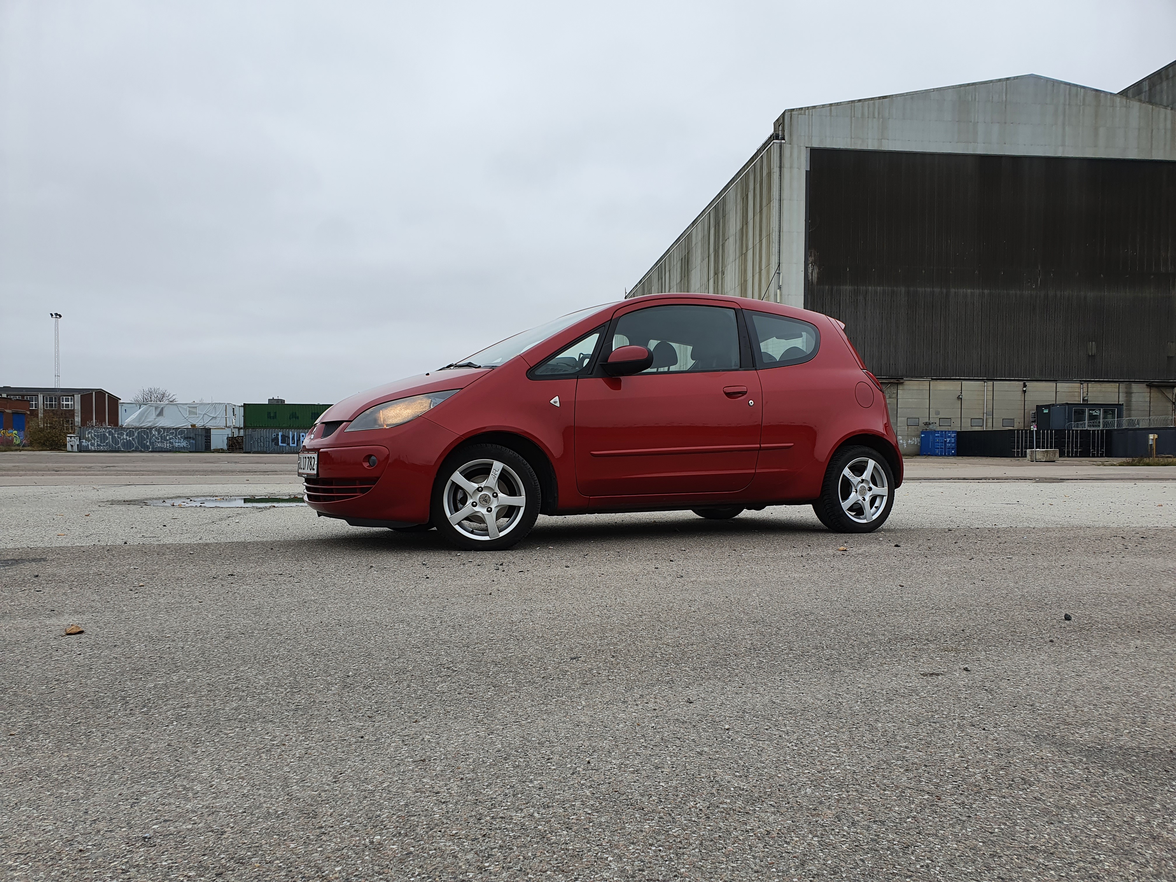 Rød Mitsubishi Colt fra 2008