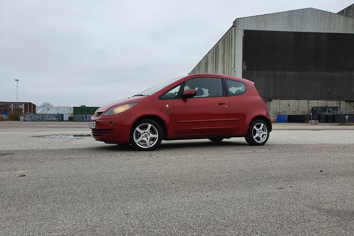 Rød Mitsubishi Colt fra 2008