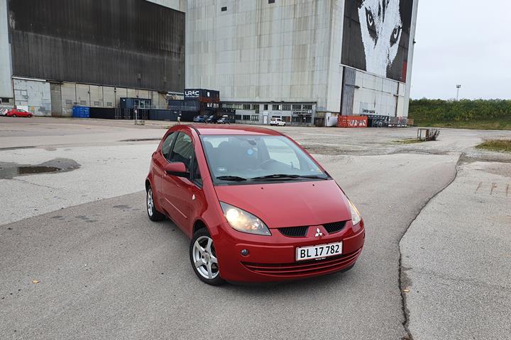 Rød Mitsubishi Colt fra 2008