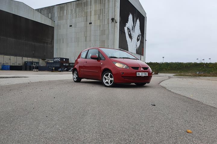 Rød Mitsubishi Colt fra 2008