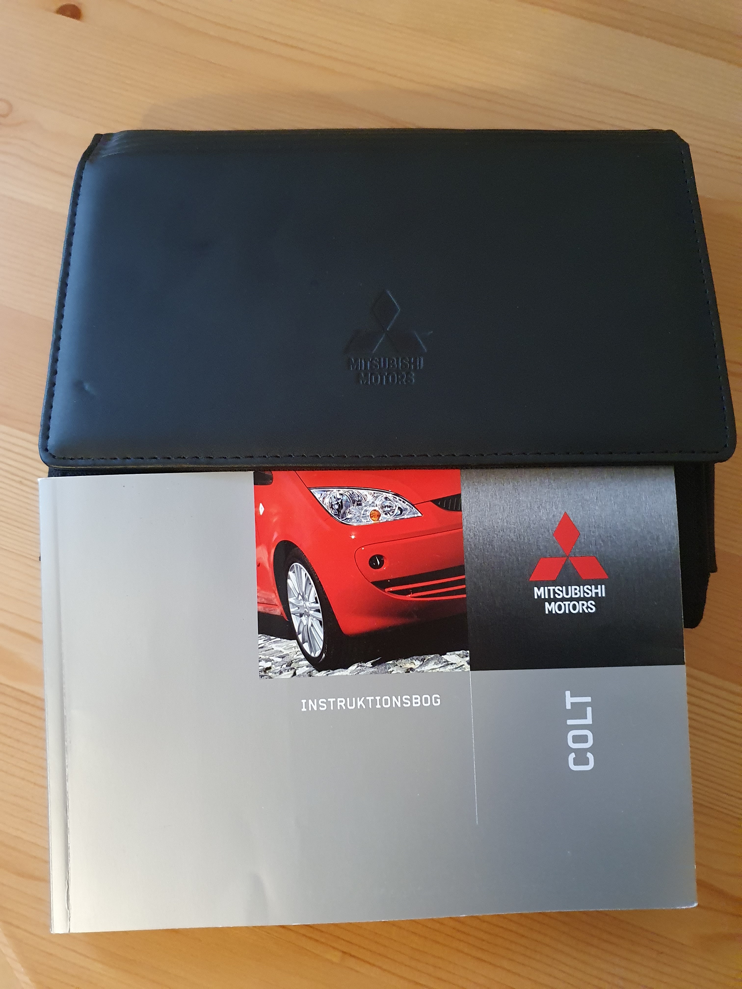 Rød Mitsubishi Colt fra 2008