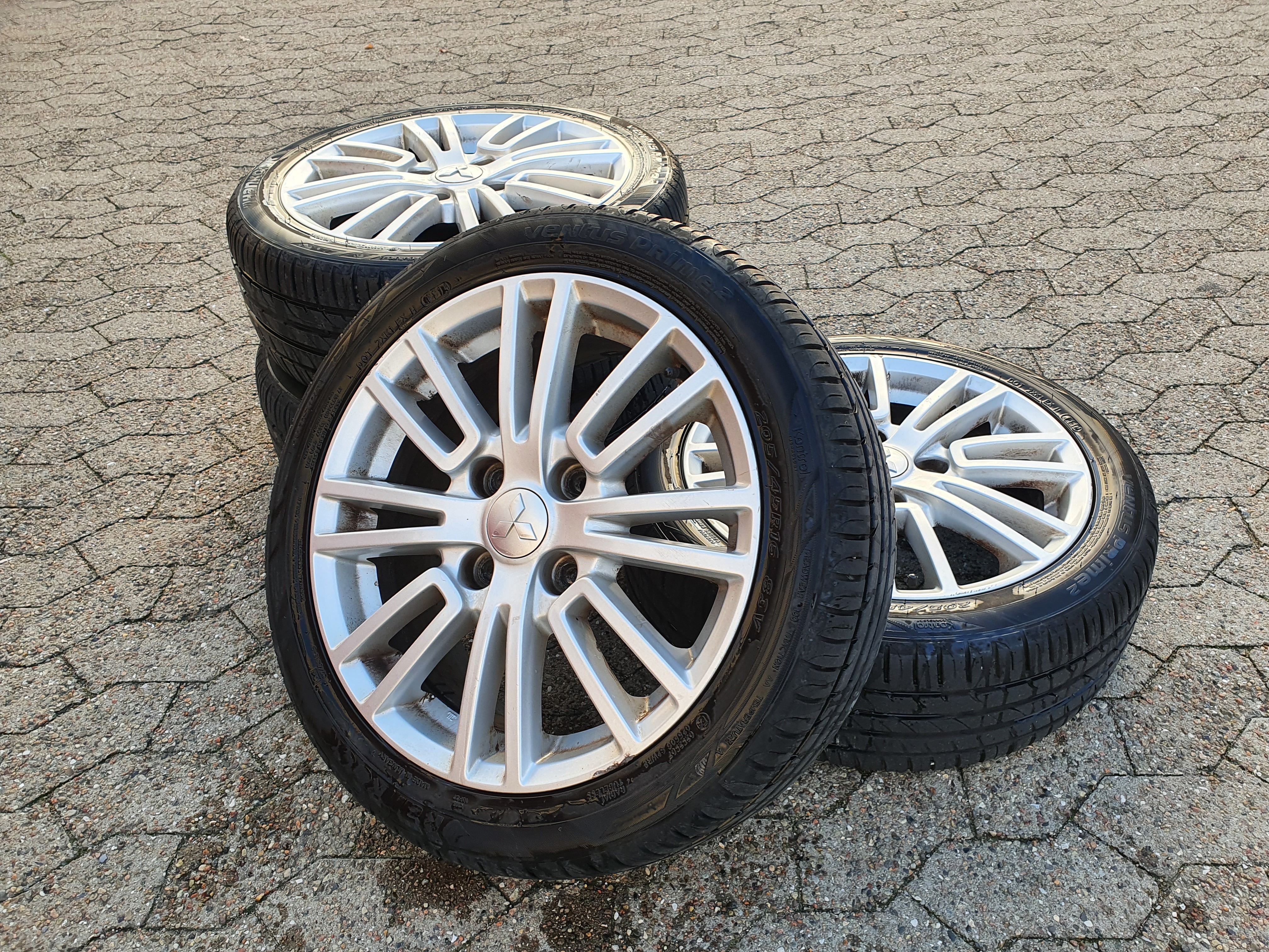 Rød Mitsubishi Colt fra 2008