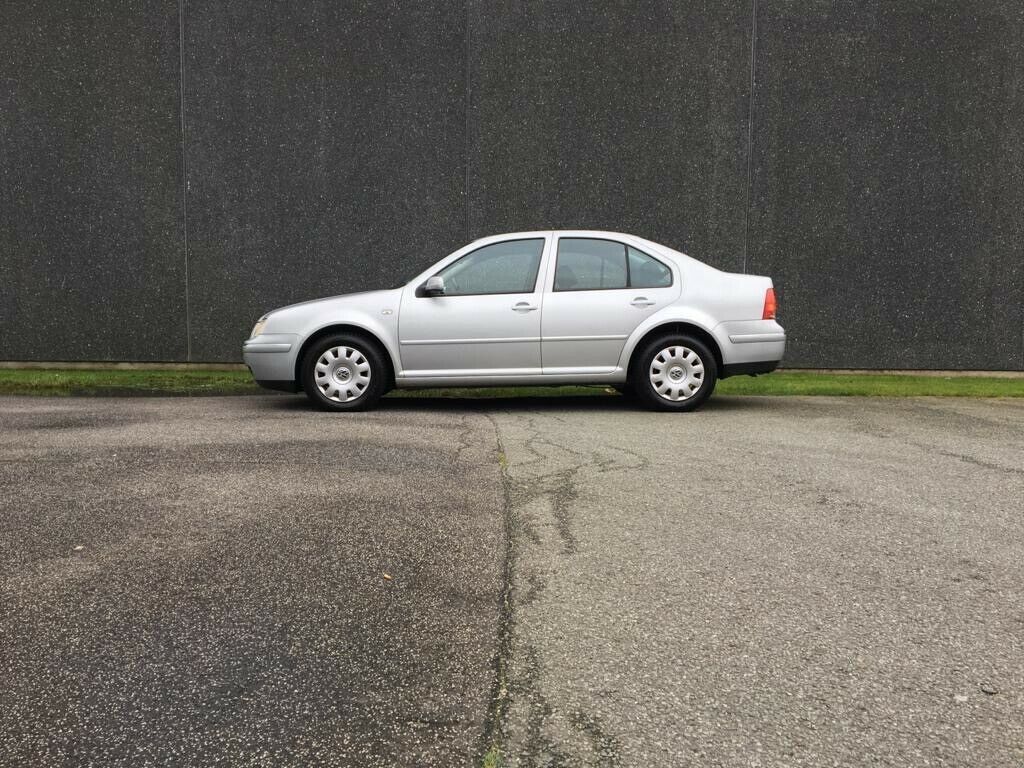 Grå VW Bora fra 2003