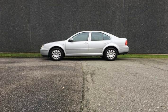 Grå VW Bora fra 2003