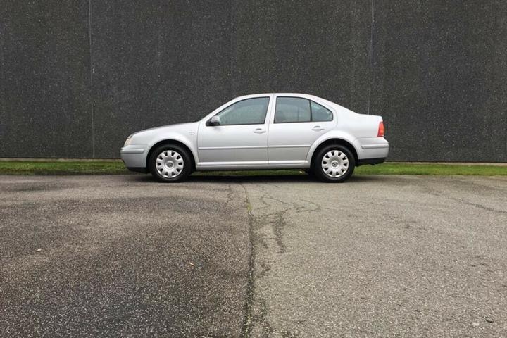 Grå VW Bora fra 2003