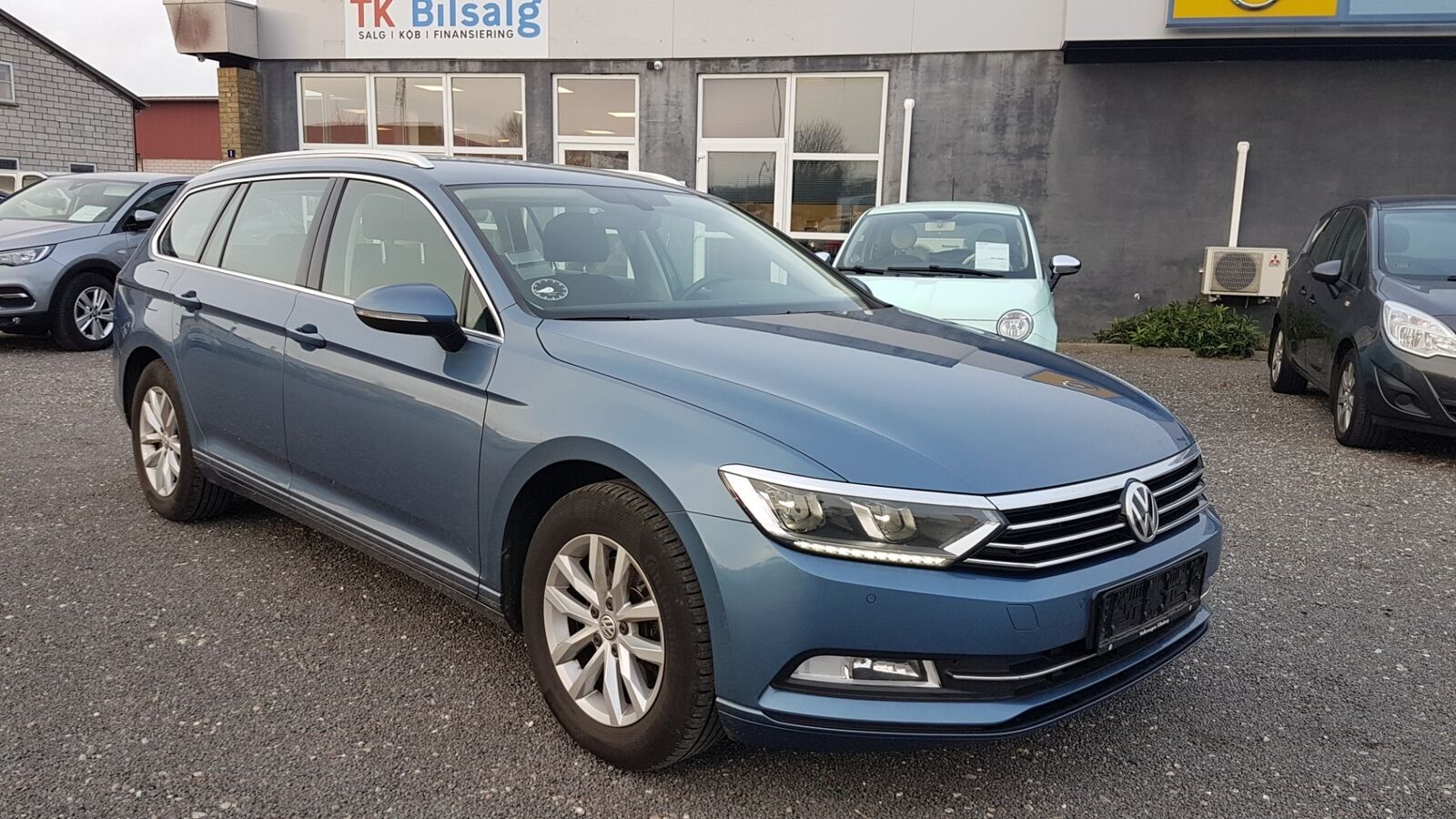 Blå VW Passat fra 2016